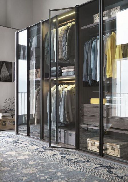 closet preto com portas de vidro