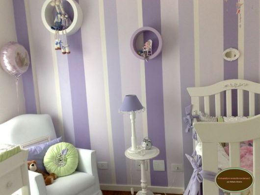 quarto simples lilás e branco