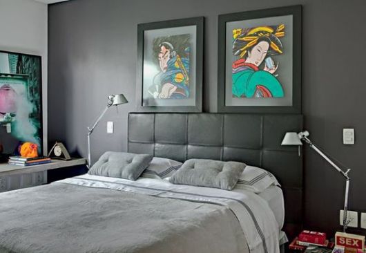 quadro com desenho colorido em quarto preto de casal 