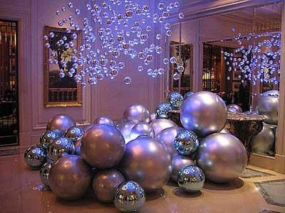 decoração de Natal com bolas prateadas para lojas