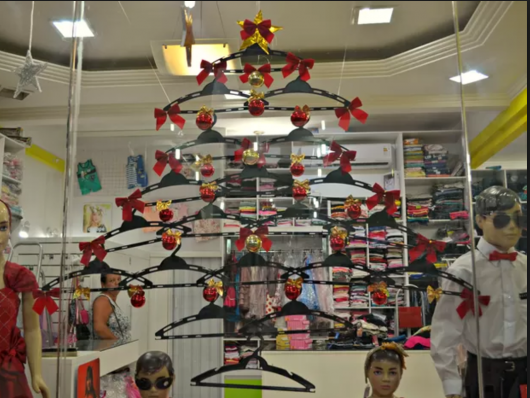 adesivos de cabides em formato de árvore de Natal em vitrine de loja