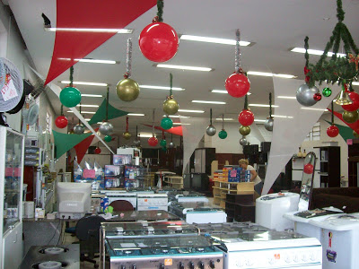 balões em formato de bolas de árvore de Natal em loja