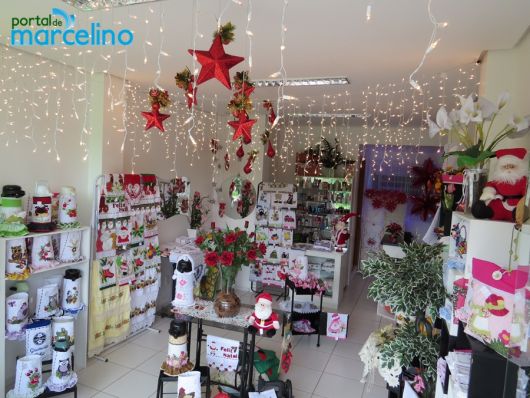 decoração de natal para lojas com luzinhas no teto