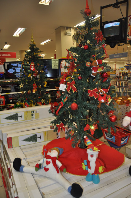 árvore de Natal em miniatura em prateleira de loja