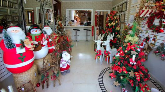 decoração de natal para lojas com bonecos de neve, rena e árvore de natal