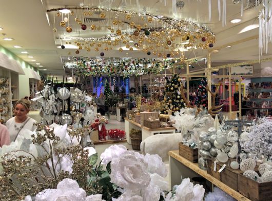 decoração de Natal dourada em loja de decoração