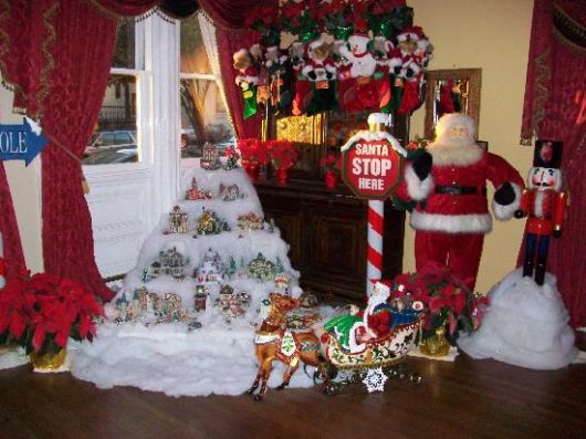 decoração de Natal para lojas com neve falsa e Papai Noel
