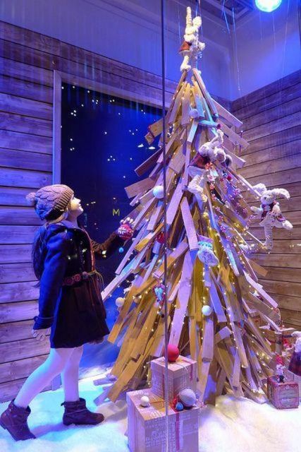 decoração de Natal com árvore de madeira em vitrine de loja