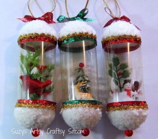 Enfeites de árvore de Natal com bonecos de neve dentro, feitos com garrafa pet.