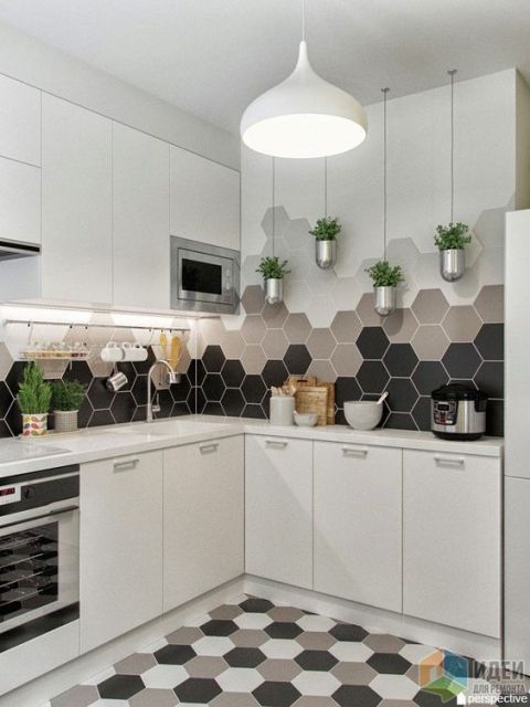 Cozinha branca com papel de parede com hexágonos pretos, beges e cinzas.