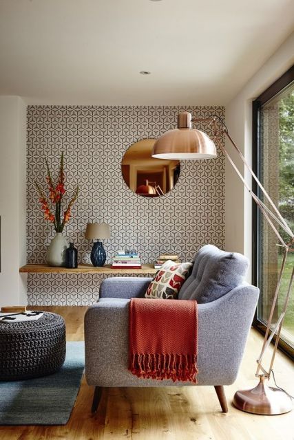 Sala de estar com papel de parede geométrico em uma das paredes.