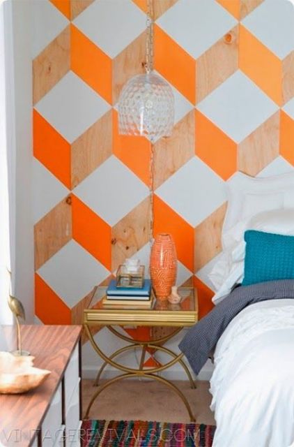 Quarto com papel de parede laranja e marrom (que imita madeira), formando losangos.
