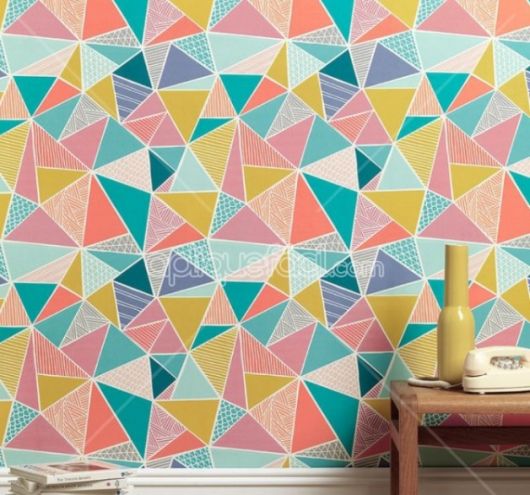 Papel de parede geométrico com triângulos em diversas cores.