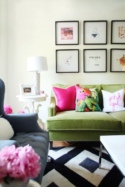 sofá de veludo verde-musgo com almofada pink