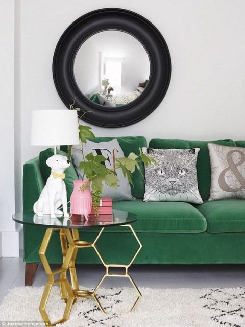 sofá de veludo verde combinado com mesa lateral dourada