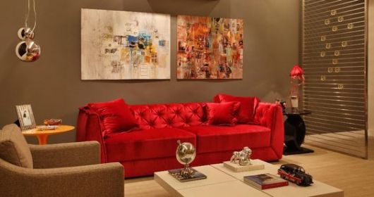 sofá de veludo vermelho em ambiente bege