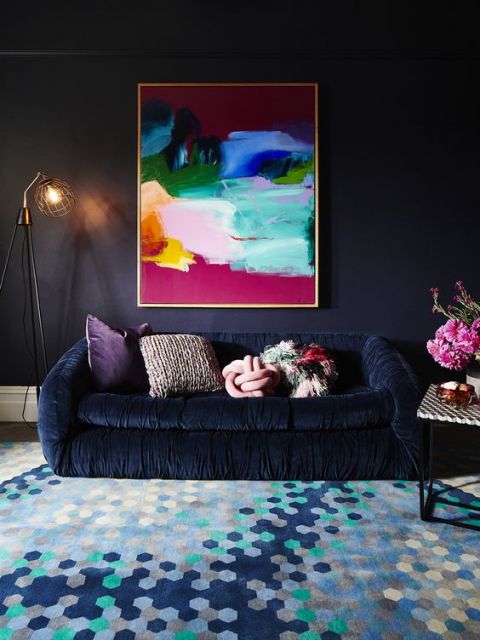 sofá de veludo azul escuro 