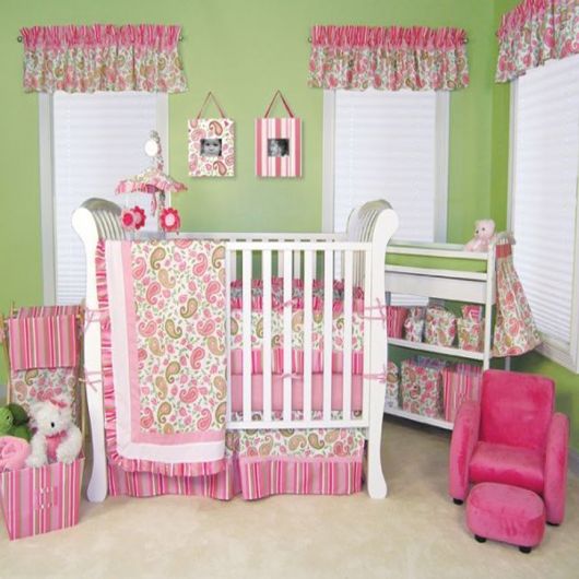 quarto de bebê verde com rosa e flores