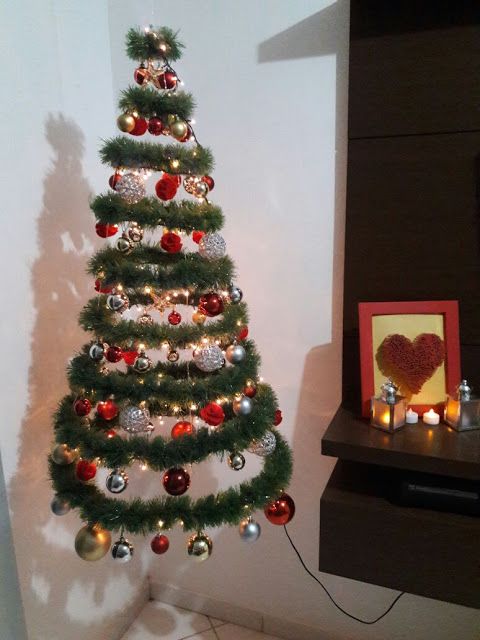 árvore de Natal suspensa pequena ao lado de móvel