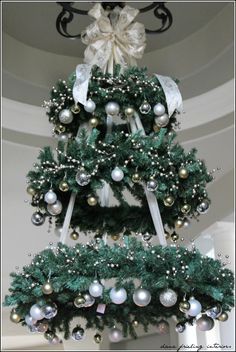 árvore de Natal suspensa pelo lustre