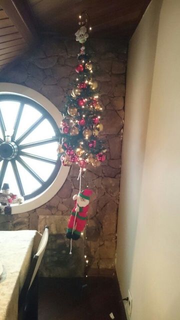 árvore de Natal suspensa no banheiro