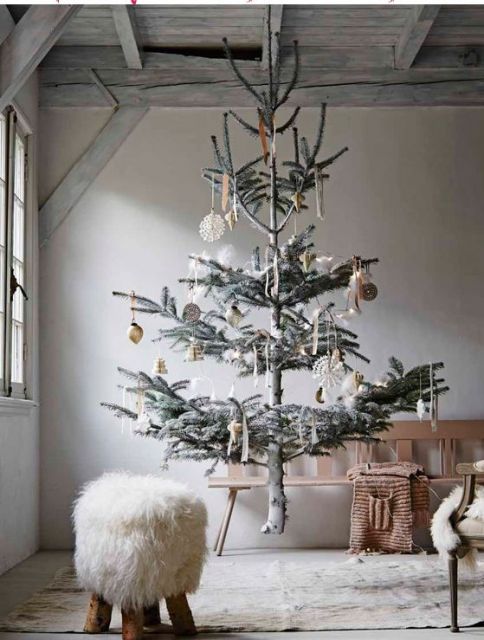 árvore de Natal suspensa pelo teto sem folhagem