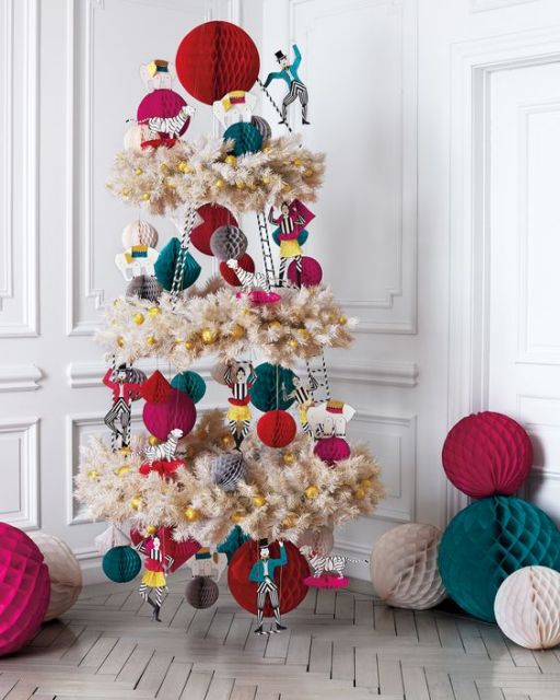 árvore de Natal suspensa na parede feita com itens decorativos natalinos