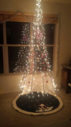 árvore de Natal suspensa feita com luzinhas