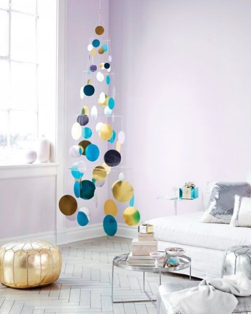árvore de Natal suspensa feita com papel espelhado colorido