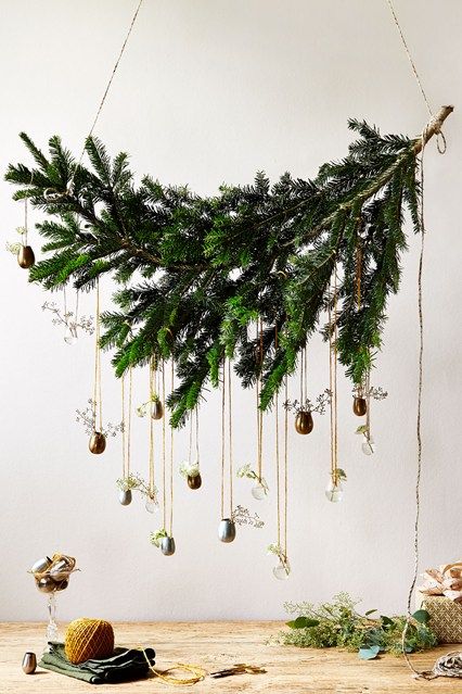 árvore de Natal suspensa feita com ramos de folhas de pinheiro