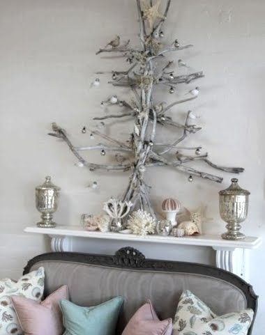 árvore de Natal suspensa feita de galhos na parede