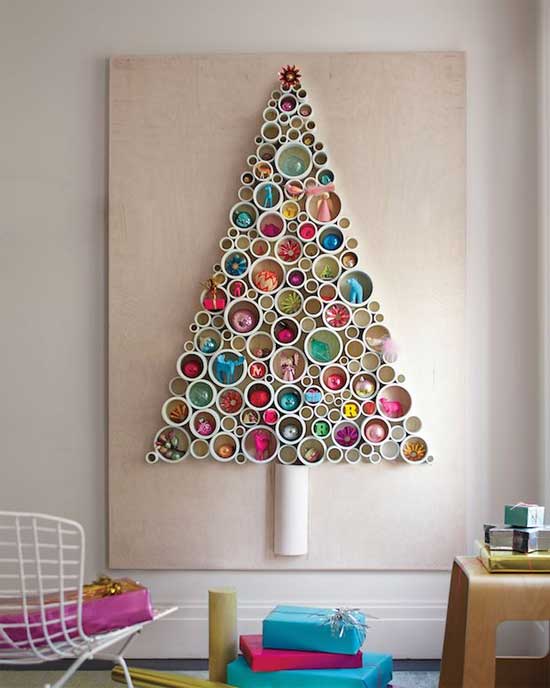 árvore de Natal suspensa feita com nichos redondos na parede