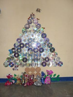 árvore de Natal suspensa feita de CDs na parede