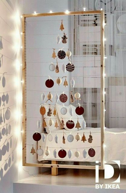 árvore de Natal suspensa feita em um varal com luzinha ao redor