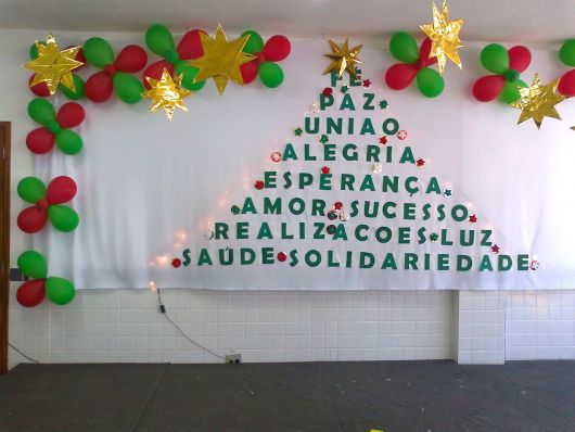árvore de Natal feita com palavras positivas em escola