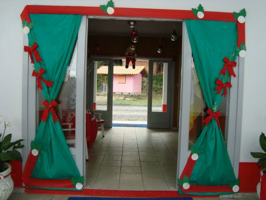 decoração de Natal na porta de entrada da escola