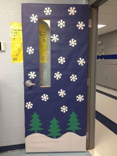 porta de escola decorada com desenho de flocos de neve