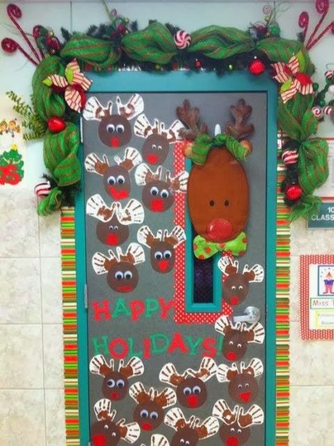 porta de escola com decoração em relevo de rena