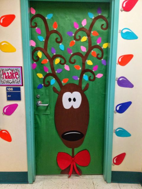 porta de escola decorada com rena