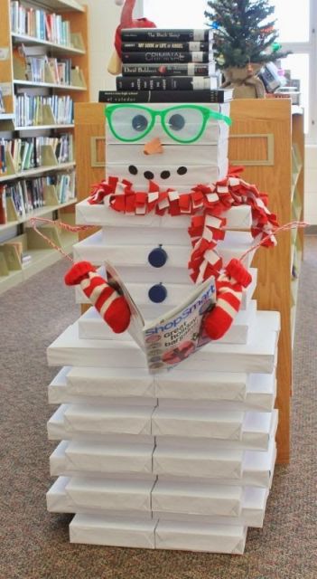 decoração de Natal para escola em biblioteca feita com pilhas de caixa