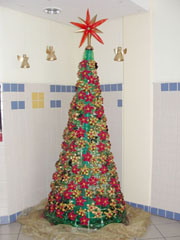 árvore de natal feita de materiais recicláveis em decoração de escola