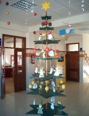 árvore de Natal suspensa em decoração de Natal para escola