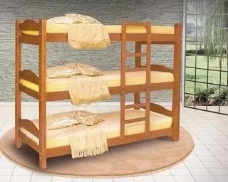 treliche de madeira clara com roupa de cama clara