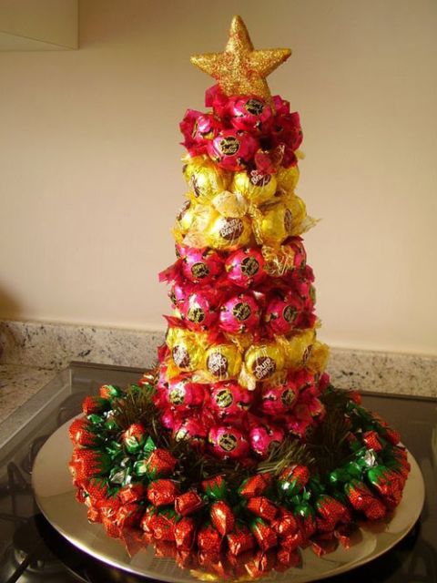 árvore de natal de mesa com bombons
