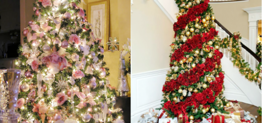 duas árvores de natal decoradas com flores