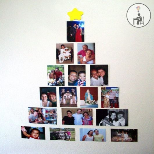 árvore de natal na parede com fotos