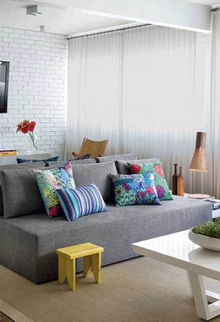 sala simples com sofá cinza