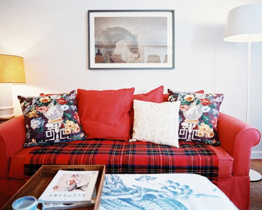 sofá vermelho com almofadas