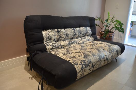 sofá futon florido