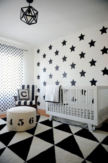 Tapete preto e branco geométrico no quarto de bebê